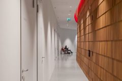 .[©(c)Roland Halbe; Veroeffentlichung nur gegen Honorar, Urhebervermerk und Beleg / Copyrightpermission required for reproduction, Photocredit: Roland Halbe]
RH2377-0101
2015, Atelier PRO, Bibliothek, Cafe, Europa, Festspielhaus, Freizeit, innen, Konzerthaus, Kulturgebäude, Mediathek, Musikschule, Neubau, Niederlande, Oldambt, Restaurant, Tanzen, Theater, Verwaltung, Winschoten