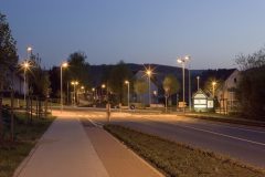 LUMEGA_00005_DB.eps
Au§enleuchte, Leuchte fr Stra§en und Pltze, Kreisverkehre, Fu§gngerberwege, Lumega, Querformat, Nachtaufnahme, ohne Person.......
Außenleuchte, Leuchte für Straßen und Plätze, Kreisverkehre, Fußgängerüberwege, Lumega, Querformat, Nachtaufnahme, ohne Person.......