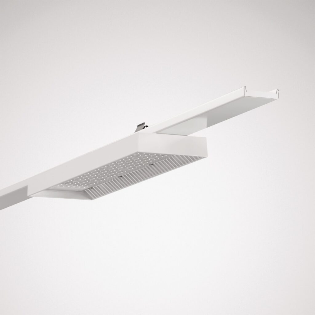 Vit modern LED-luminär från PROLJUS AB med slankt armaturhus, riktningsanpassad LED-panel med många dioder och effektiv kylfläns för energieffektiv och jämn kommersiell och offentlig belysning