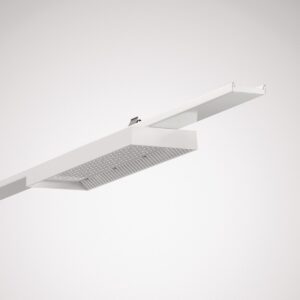 Vit modern LED-luminär från PROLJUS AB med slankt armaturhus, riktningsanpassad LED-panel med många dioder och effektiv kylfläns för energieffektiv och jämn kommersiell och offentlig belysning