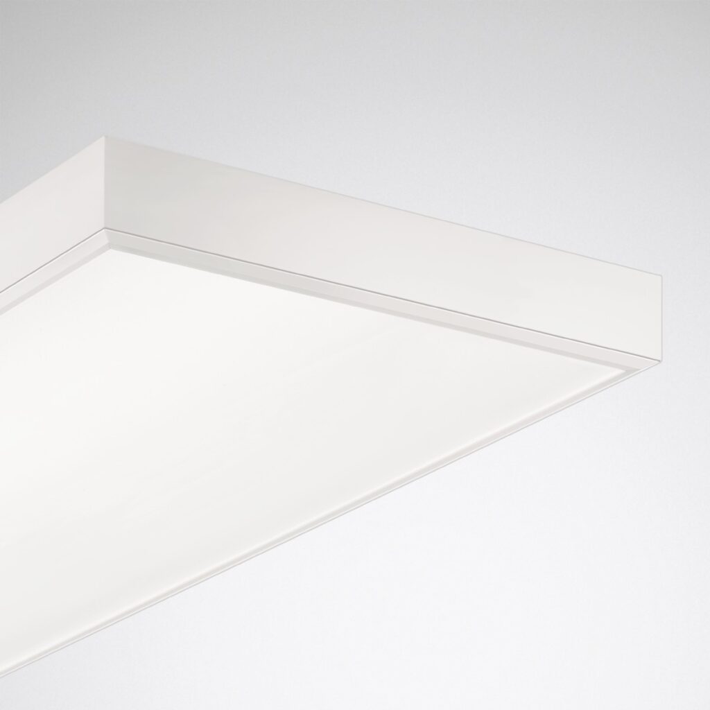 Vit rektangulär takmonterad LED-panel med slank ram och jämnt bländfritt ljus, energieffektiv och stilren lösning för kontor och offentliga miljöer från PROLJUS AB