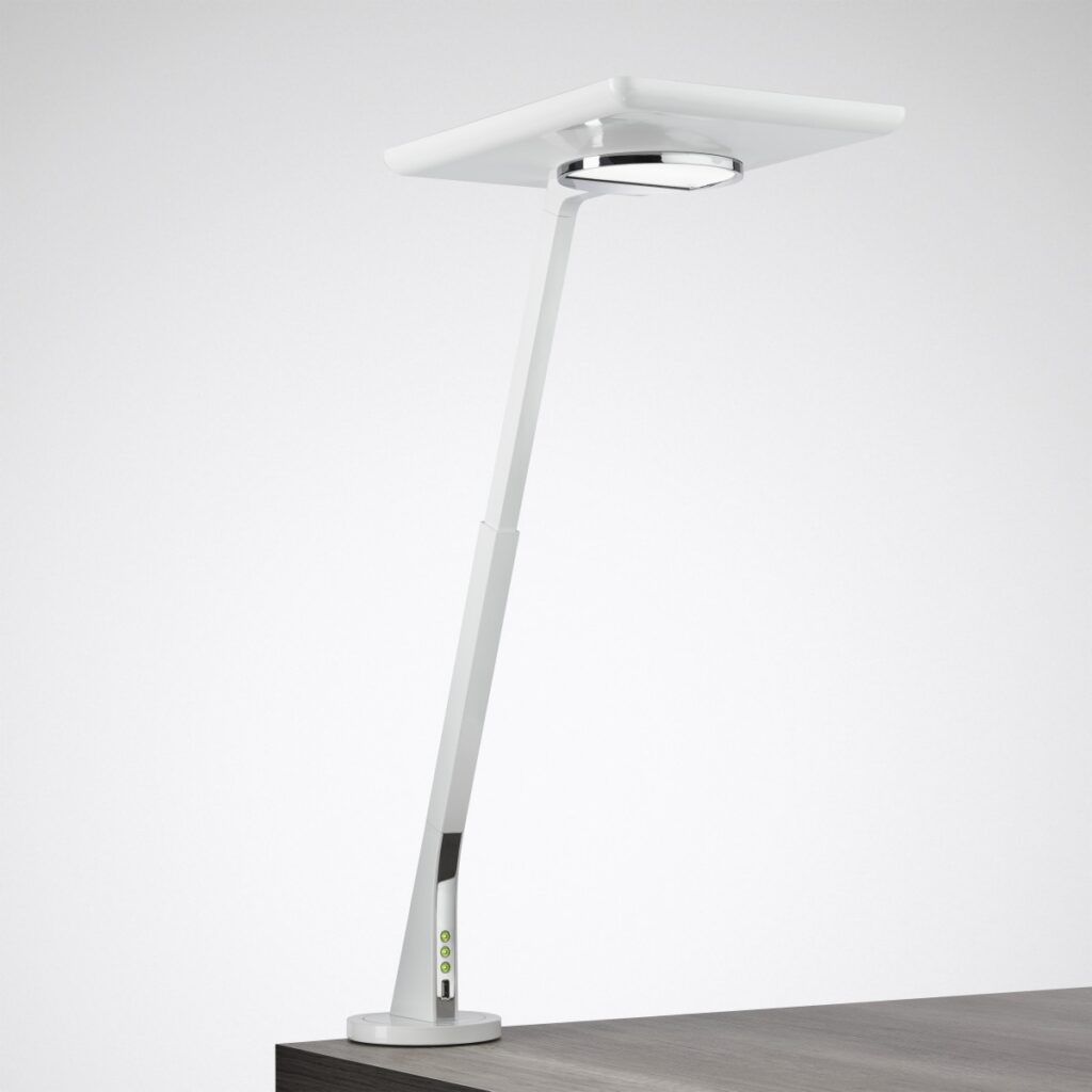 Modern vit LED-skrivbordslampa från PROLJUS AB med vinklingsbar arm och fyrkantig skärm, inbyggd dimmer och USB-port för energieffektiv arbetsbelysning och stilren design som höjer kontorsmiljön