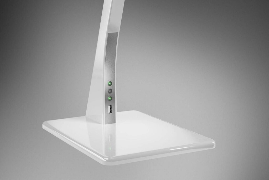 Modern vit LED-bordslampa med slank båge, gröna touchknappar och USB-port på stilren bas, energieffektiv och elegant armatur från PROLJUS AB för kontor och hem