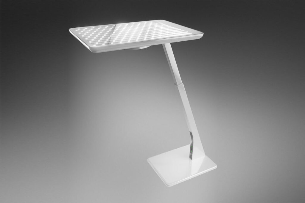 Modern vit LED-skrivbordslampa med tunn vridbar arm och rektangulärt ljushuvud med flera dioder som ger jämnt bländfritt ljus, elegant skandinavisk design och energieffektivitet perfekt för kontor och hem från PROLJUS AB