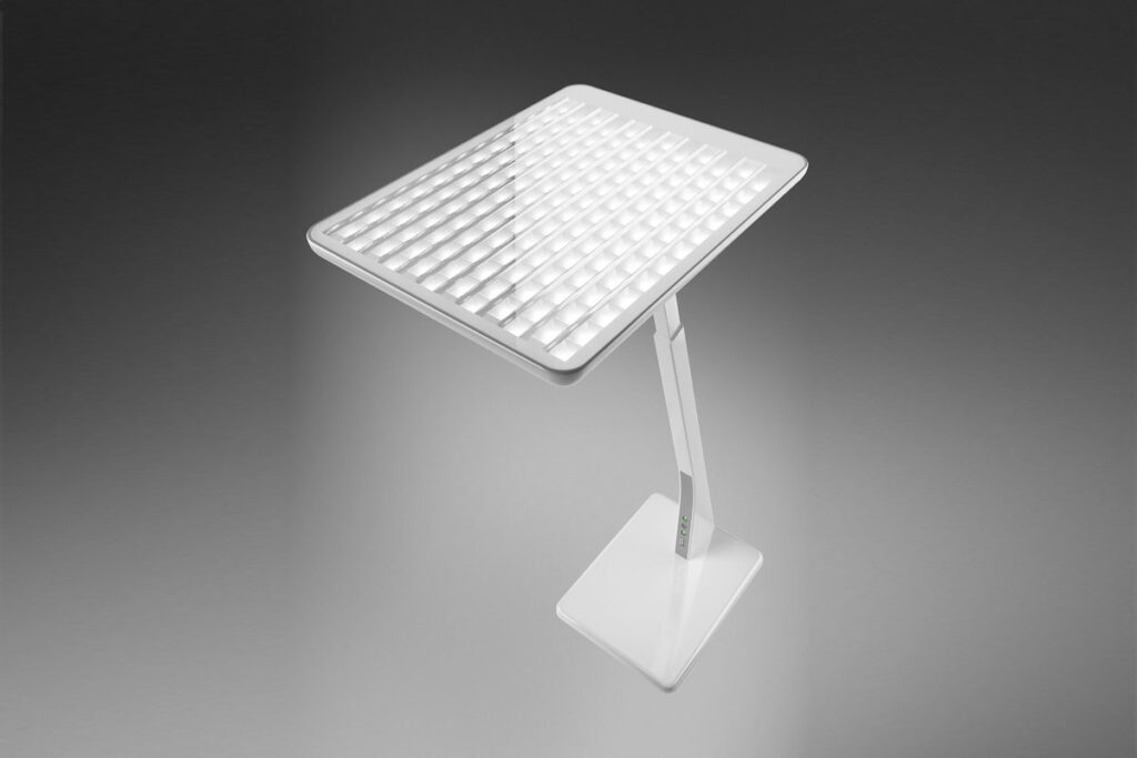 Modern vit LED-skrivbordslampa med kvadratisk rutpanel och justerbar arm, energieffektiv och bländfri arbetsbelysning av hög kvalitet från PROLJUS AB