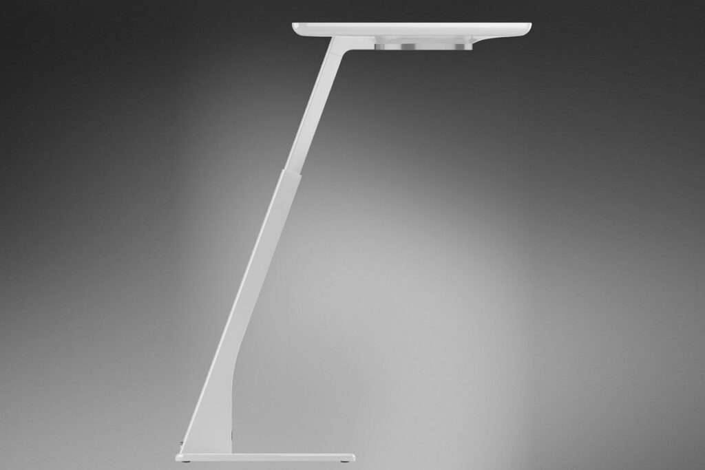 Vit minimalistisk bordslampa i profil med platt runt ljushuvud, snedställd arm och smal bas, energieffektiv LED och justerbar design som lyfter arbetsplatsen från PROLJUS AB