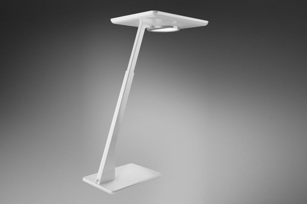 Modern vit LED-lampa med stilren lutande arm, platt rektangulär skärm och stabil bas, energieffektiv och justerbar belysningslösning för kontor och hem från PROLJUS AB