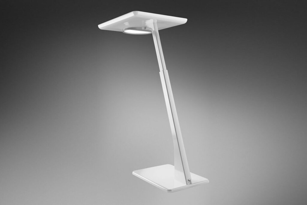 Modern vit skrivbordslampa från PROLJUS AB med slimmat vinklat stativ, fyrkantigt lamphuvud med cirkulär LED-ljuskälla och stabil fyrkantig bas, elegant design för kontor och hemmabruk