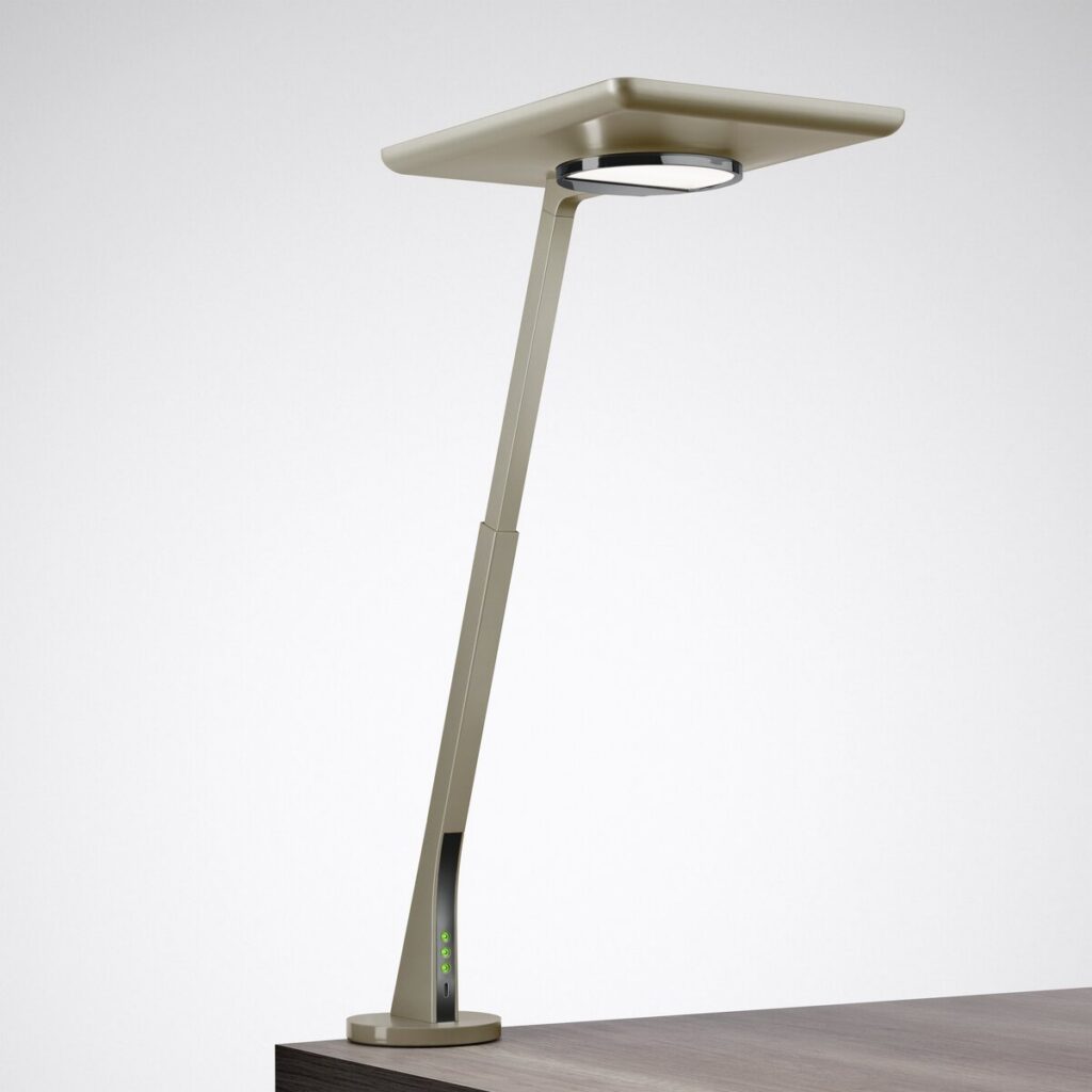 Modern skrivbordslampa med justerbar arm, perfekt för hembelysning och arbete. Stilren design i metall.