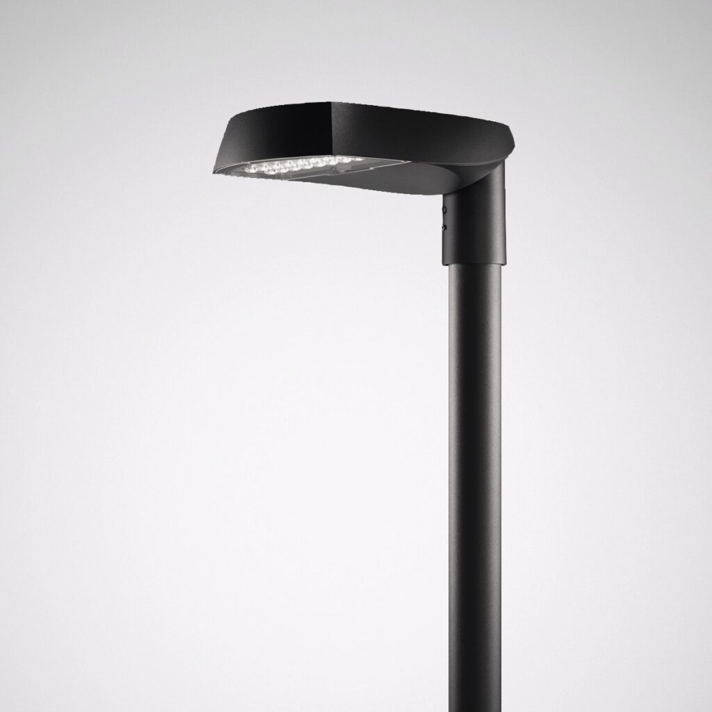 Snygg svart LED-armatur på stolpe från PROLJUS AB, modern och energieffektiv väg- och parkbelysning med jämn ljusbild och vädertålig design idealisk för gator, parker och företagsmiljöer