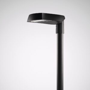 Snygg svart LED-armatur på stolpe från PROLJUS AB, modern och energieffektiv väg- och parkbelysning med jämn ljusbild och vädertålig design idealisk för gator, parker och företagsmiljöer