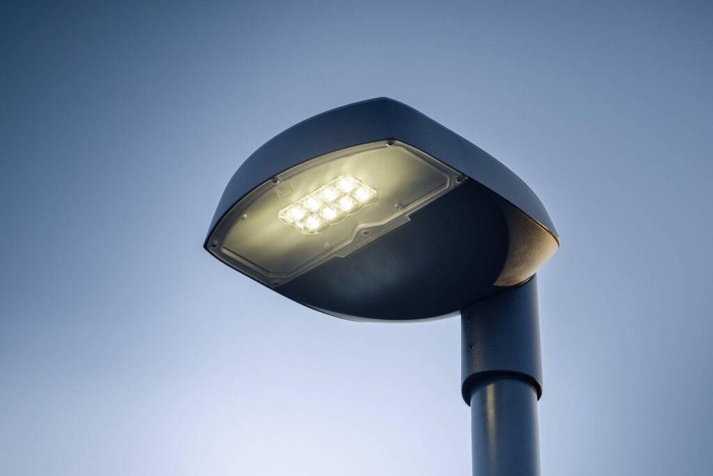 Modern LED-gatarmatur från PROLJUS AB i mörk metall med flera starka LED-moduler som avger klart vitt ljus, energieffektiv och robust lösning för attraktiv gatubelysning