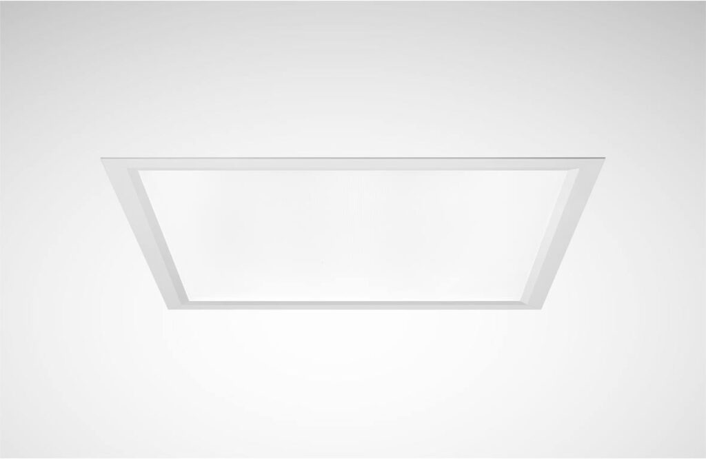 Snygg slimmad inbyggd rektangulär LED-panel i vit ram från PROLJUS AB med jämn ljusfördelning och energieffektiv design perfekt för kontor, skolor och butiker