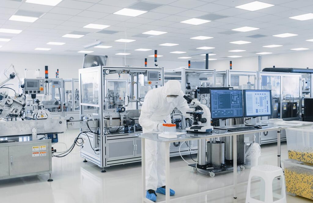 Renrumsmiljö med jämnt fördelade infällda LED-armaturer i taket som ger starkt, bländfritt arbetsljus för laboratorier och industrimiljöer, energieffektiva och flimmerfria lösningar från PROLJUS AB