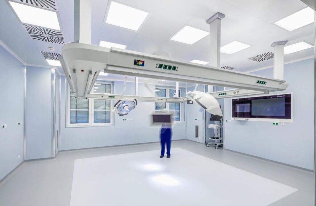 Takmonterade kirurgiska armaturer och stora infällda LED-paneler som ger skuggfritt, energieffektivt och justerbart operationsljus, en demonstration av PROLJUS ABs professionella belysningslösningar