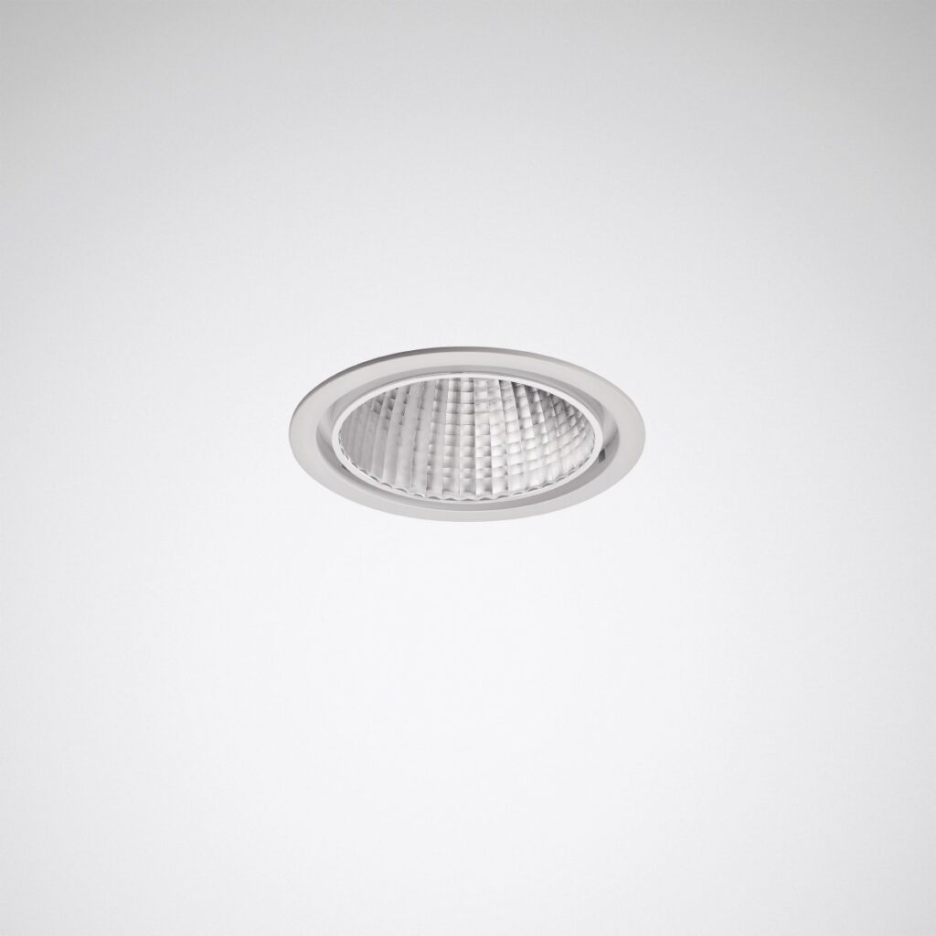 Vit infälld LED-armatur från PROLJUS AB med facetterad reflektor som ger jämnt, starkt och energieffektivt ljus, modern och diskret design idealisk för butik, kontor och showroom