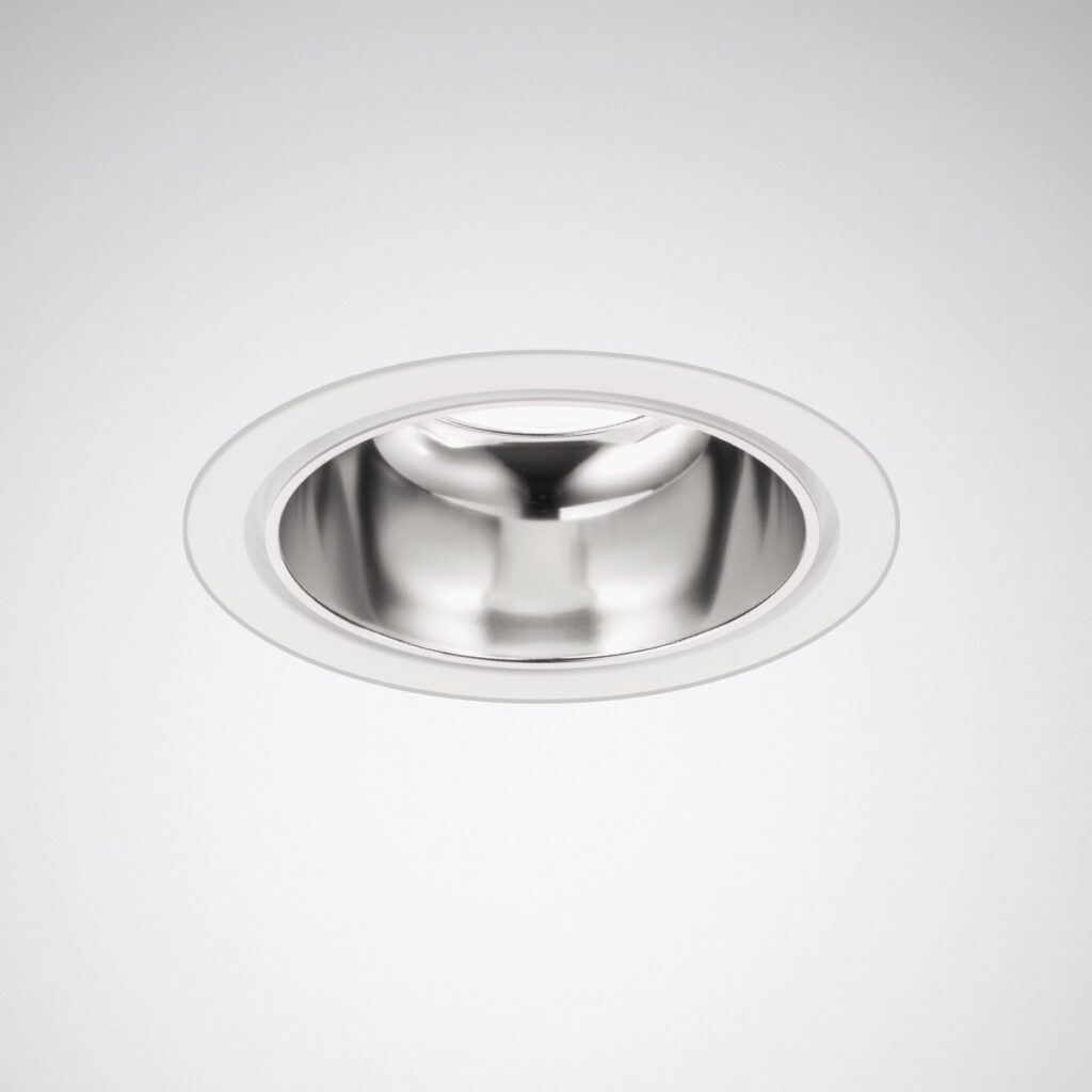Elegant infälld LED-downlight från PROLJUS AB med vitt ramverk och spegelblank reflektor som ger riktat energieffektivt ljus perfekt för kontor, butik och offentlig miljö