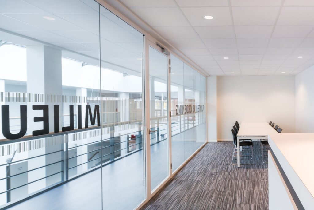 Infällda LED-armaturer i undertak som skapar jämn, energieffektiv och stilren belysning för kontor och konferensrum, erbjuds av PROLJUS AB