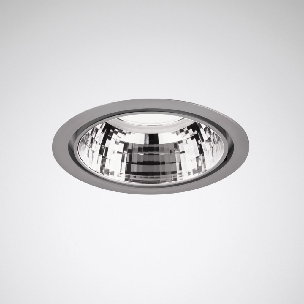 Infälld rund luminär med högreflekterande facetterad reflektor och smal vit kant, energieffektiv och stilren downlight från PROLJUS AB idealisk för butiks- och kontorsmiljöer