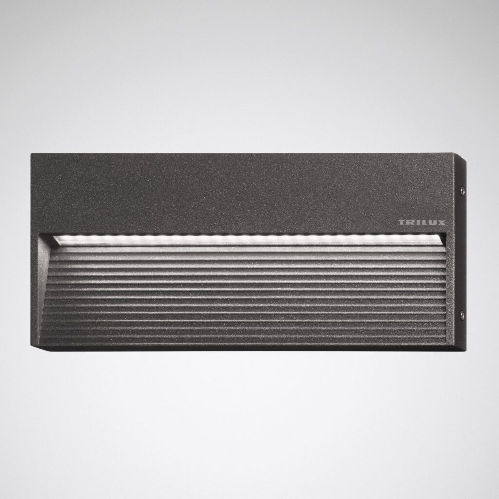 Modern rektangulär väggarmatur i mörkgrå metall med horisontell ribbad front och smal LED-skena som ger jämnt nedåtriktat bländfritt ljus, energieffektiv och robust armatur perfekt för entréer trapphus och fasader från PROLJUS AB