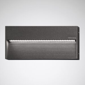 Modern rektangulär väggarmatur i mörkgrå metall med horisontell ribbad front och smal LED-skena som ger jämnt nedåtriktat bländfritt ljus, energieffektiv och robust armatur perfekt för entréer trapphus och fasader från PROLJUS AB