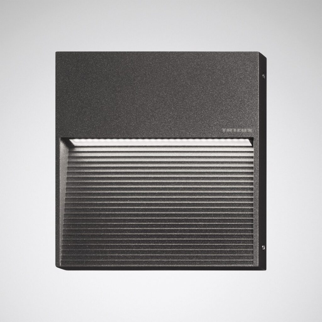 PROLJUS AB väggarmatur i grafitgrå aluminium med ribbad front och dold LED-list som ger jämn nedåtriktad ljusbild perfekt för fasad- och trappbelysning