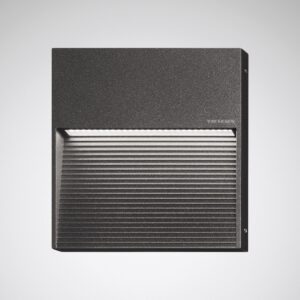 PROLJUS AB väggarmatur i grafitgrå aluminium med ribbad front och dold LED-list som ger jämn nedåtriktad ljusbild perfekt för fasad- och trappbelysning