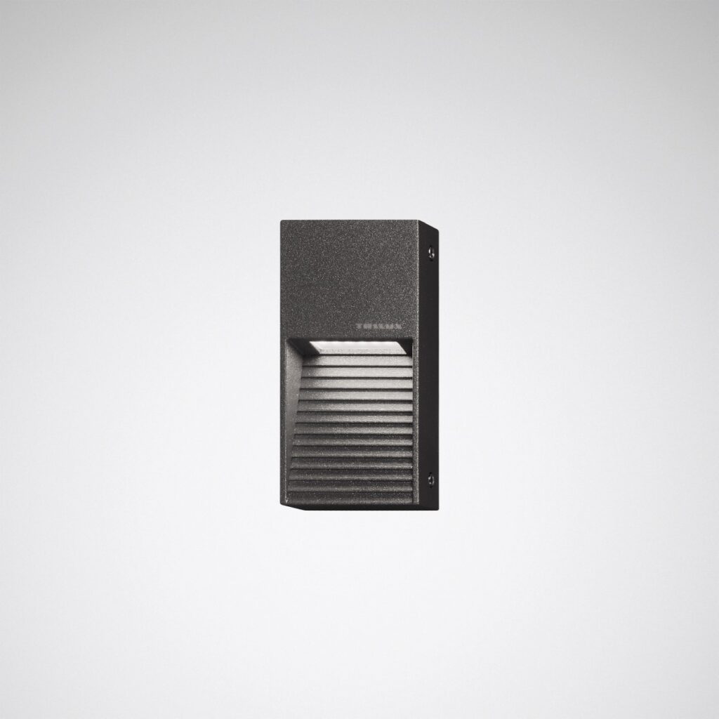 Modern väggmonterad LED-luminär i mörkgrå texturyta med riktad, ribbad ljusspridning för trappor och entréer, robust väderbeständig konstruktion och energieffektiv design från PROLJUS AB