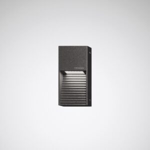 Modern väggmonterad LED-luminär i mörkgrå texturyta med riktad, ribbad ljusspridning för trappor och entréer, robust väderbeständig konstruktion och energieffektiv design från PROLJUS AB