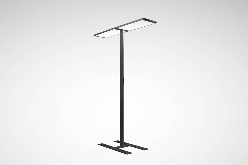 Modern golvlampa från PROLJUS AB med T-format LED-armatur, slank metallstång och stabil H-formad bas för energieffektiv kontors- och projektbelysning