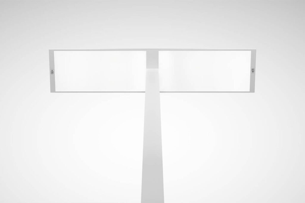 T-formad LED-armatur från PROLJUS AB med två stora, jämnt lysande rektangulära paneler på ett slimmat stativ, energieffektiv och perfekt för moderna kontor, butiker och offentliga miljöer