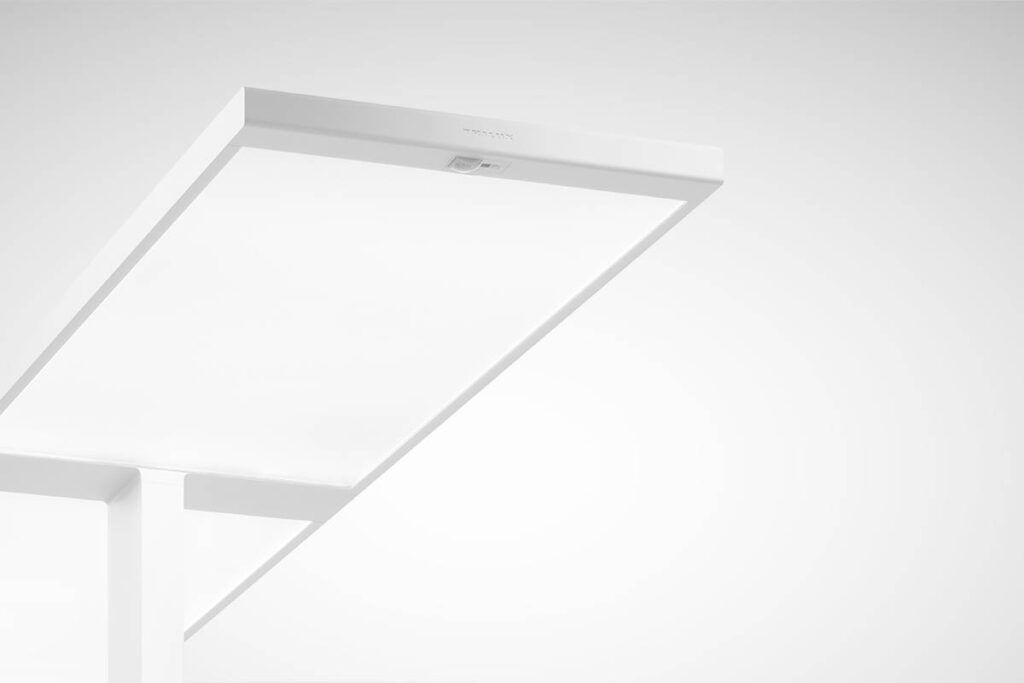 Modern slimmad LED-armatur i vitt från PROLJUS AB med jämnt bländfritt ljus och integrerad närvarosensor perfekt för kontor och offentliga miljöer