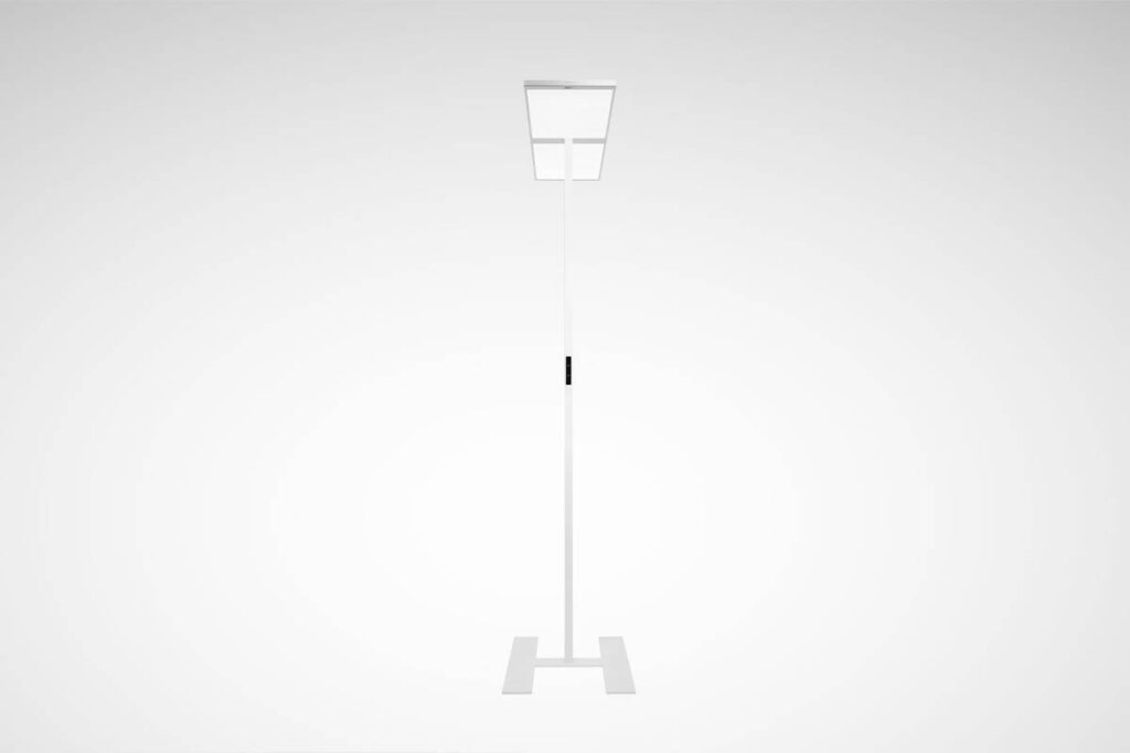 Minimalistisk golvarmatur från PROLJUS AB med slankt vitt stativ, rektangulärt LED-ljushuvud med två paneler som ger jämnt ljus, diskret kontroll på staven och stabil H-formad fot, energieffektiv och stilren lösning för professionell belysning