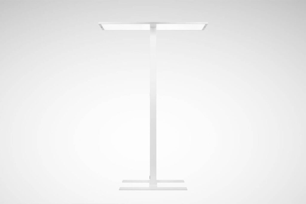 Vit T‑formad LED‑golvlampa med tunn mittstolpe, bred rektangulär ljusyta och stabil dubbelfot, energieffektiv och stilren arbetsbelysning för kontor och offentliga miljöer från PROLJUS AB