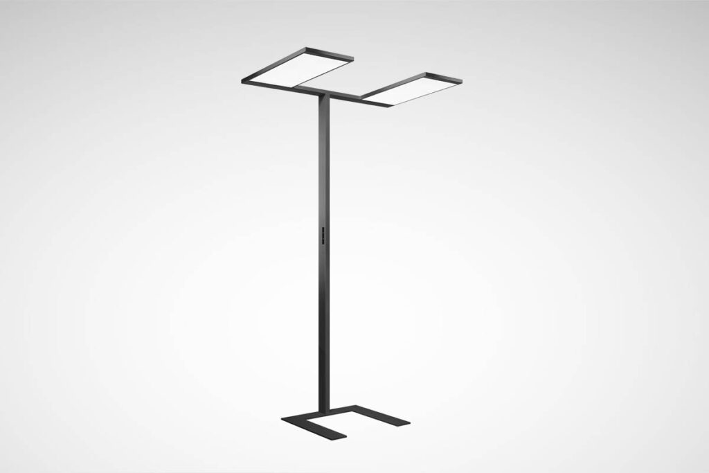 Modern golvlampa från PROLJUS AB med slank svart stång, två plana rektangulära LED-paneler i U-form ovanpå och stabil U-formad fot, energieffektiv och minimalistisk belysning för kontor och hem