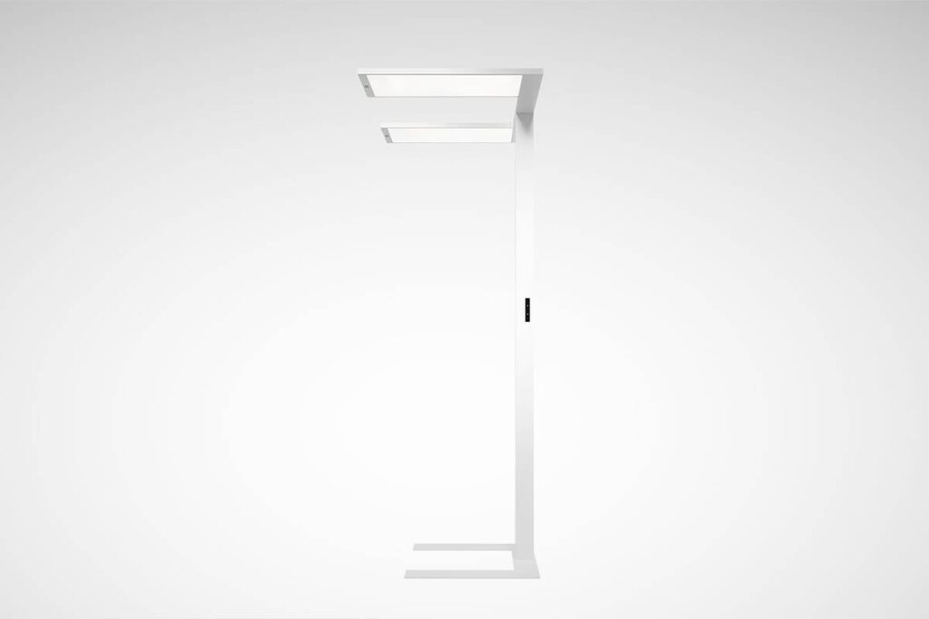 Elegant vit golvarmatur från PROLJUS AB med två slimmade rektangulära LED-luminärer på en smal stolpe, energisnål och designad för jämnt bländfritt arbetsljus i kontor och offentliga miljöer