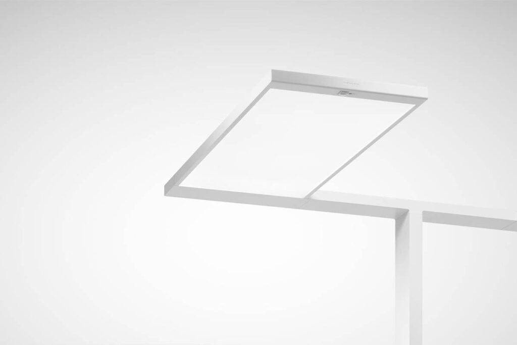 Vit slimmad rektangulär LED‑armatur monterad på T‑stativ som ger jämnt och energieffektivt arbetsljus för kontor och offentliga miljöer tillgänglig från PROLJUS AB