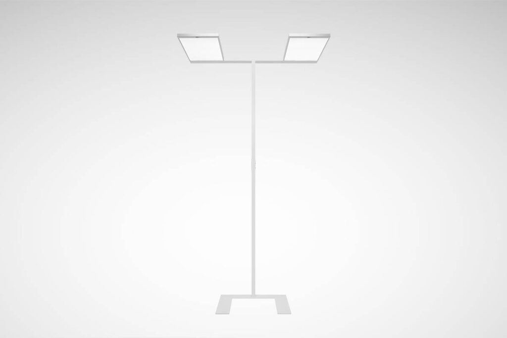 Stilren golvarmatur från PROLJUS AB med två tunna rektangulära LED-paneler på T-format stativ, energieffektiv och modern design perfekt för kontor, studio och butik