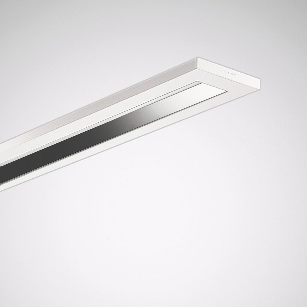 Slank vit linjärarmatur i modern minimalistisk design med central diffusor och högpresterande LED för energieffektiv och jämn kontorsbelysning, perfekt för arbetsplatser och projekt från PROLJUS AB