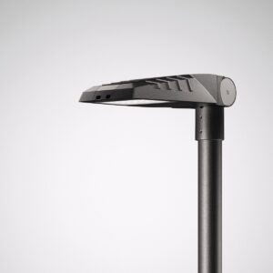 Modern mörkgrå LED-armatur från PROLJUS AB monterad på stolpe med justerbar vinkel, slimmat robust aluminiumhölje, energieffektiv med riktat ljus och låg ljusspridning perfekt för stadsmiljöer och kostnadseffektiva projekt