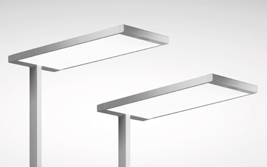 Två slimmade rektangulära takarmaturer i vitt och aluminium från PROLJUS AB med modern skandinavisk design, jämnt och energieffektivt ljus som förhöjer kontor, butik och offentliga miljöer