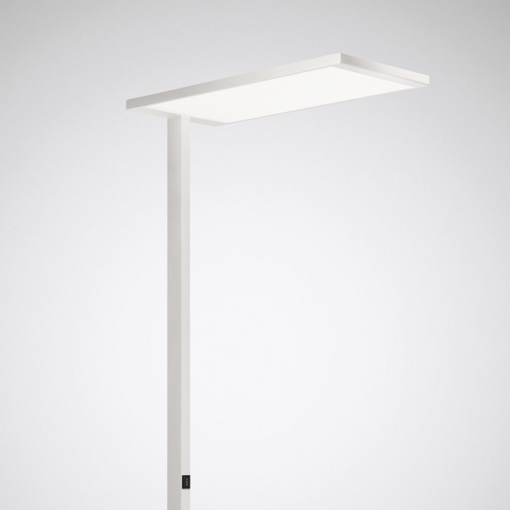Vit modern golvlampa med tunt rektangulärt LED-panel som ger jämnt bländfritt arbetsljus, smalt stativ med diskret dimmer perfekt för kontor och hem från PROLJUS AB