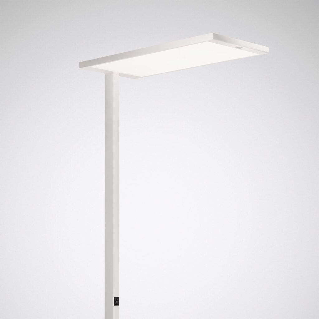 Vit, minimalistisk LED-golvarmatur med tunn rektangulär diffusor som ger jämnt och bländfritt energieffektivt ljus, idealisk för kontor och hem från PROLJUS AB