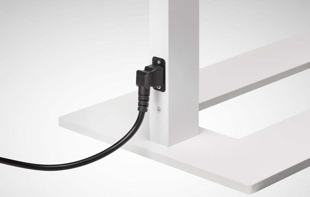 Stilren vit armatur från PROLJUS AB med stabil fot och robust infälld strömanslutning, lättinstallerad och perfekt för professionell belysning