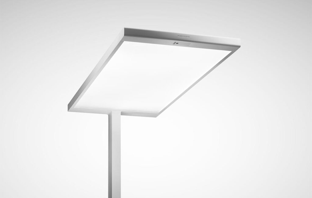 Rektangulär, slimmad LED-armatur från PROLJUS AB monterad på smal stolpe med diffus ljusyta som ger jämnt, bländfritt och energieffektivt ljus, minimalistisk design perfekt för offentlig och stadsbelysning