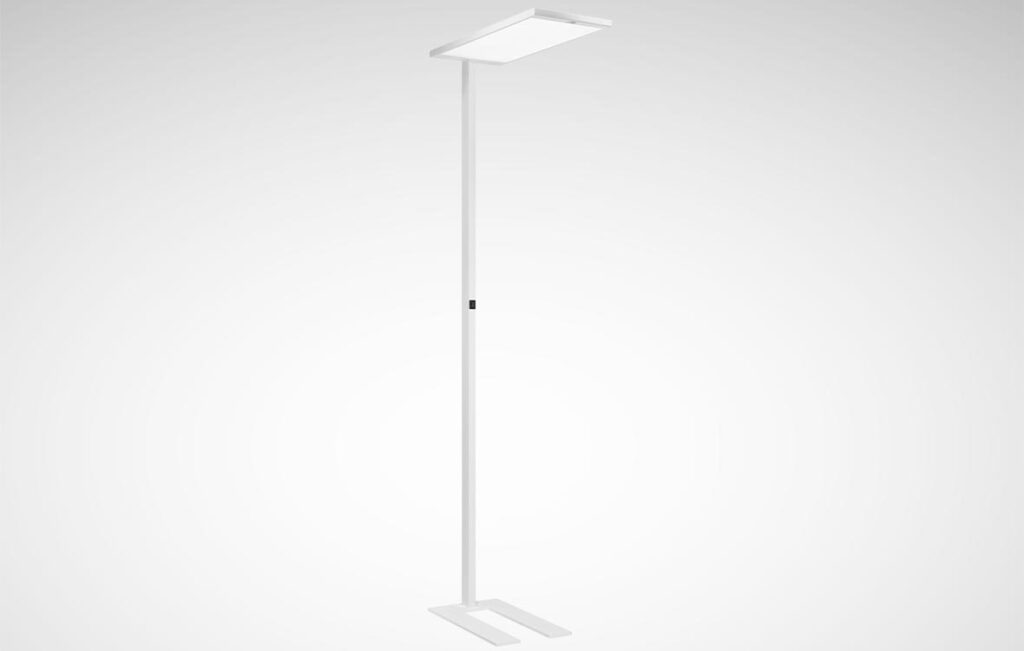 Vit, slank LED-golvarmatur med tunn metallstång, platt rektangulär ljuspanel och U-formad bas, elegant och energieffektiv armatur idealisk för kontor och hem från PROLJUS AB