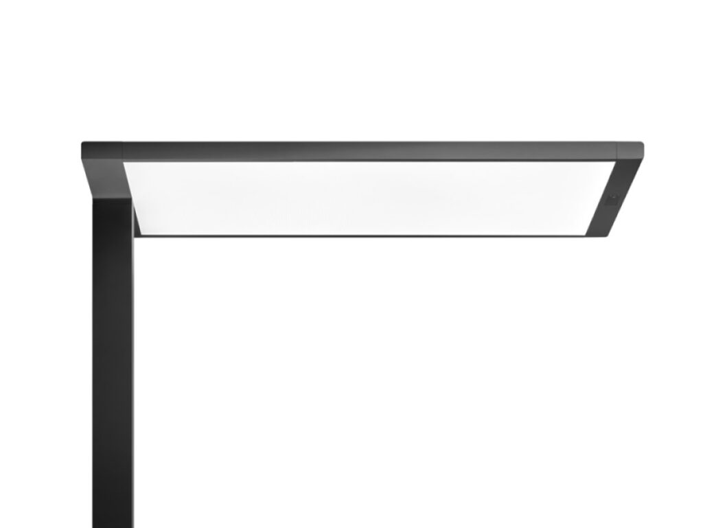 Slank svart LED-armatur från PROLJUS AB med stort jämnt och bländfritt ljusutsläpp och diskret pelararm, perfekt för kontor och offentliga miljöer