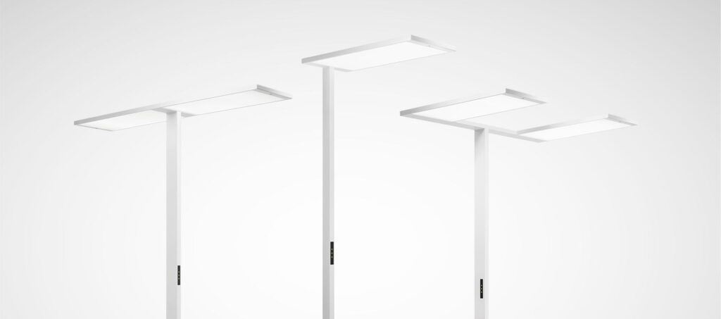 Tre vita minimalistiska LED-golvarmaturer med tunna rektangulära ljuspaneler och diskreta touchkontroller på stängerna, energieffektiv och bländfri professionell belysning från PROLJUS AB