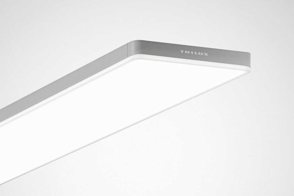 Tunn stilren rektangulär LED-armatur i borstad aluminium med jämnt diffust ljus, energieffektiv och idealisk för moderna kontor och butiker, tillgänglig från PROLJUS AB