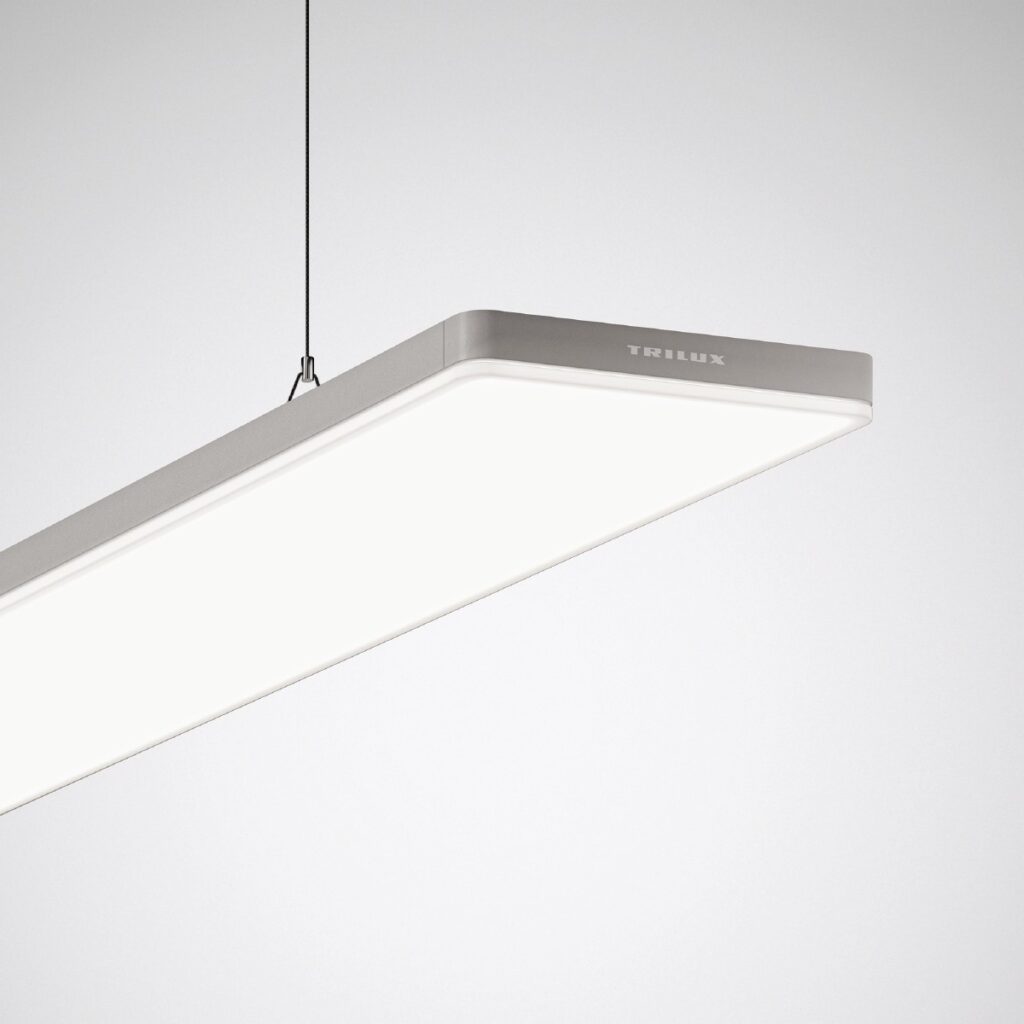 Smal hängande LED-armatur med silverram och jämnt diffust ljus i elegant rektangulärt utförande, perfekt för kontor, butik och offentlig miljö, erbjuds av PROLJUS AB